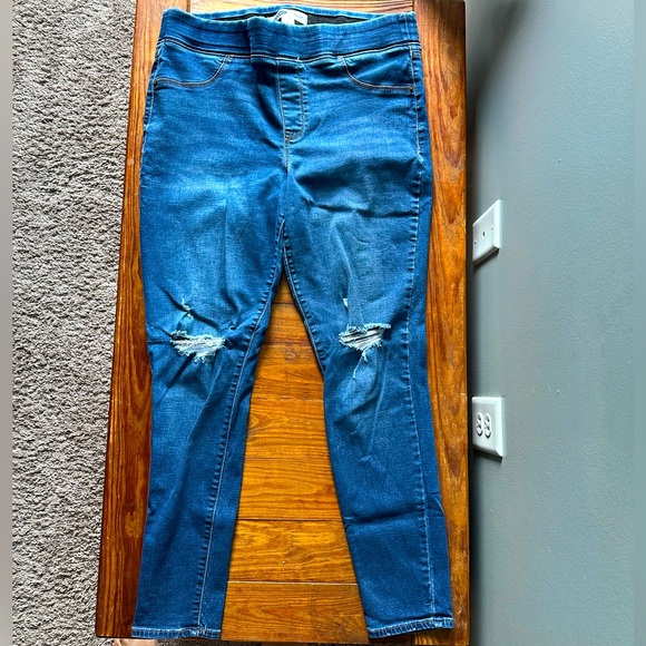 Old Navy Rockstar High-Waisted Distressed Jeans - Picture 2 of 5